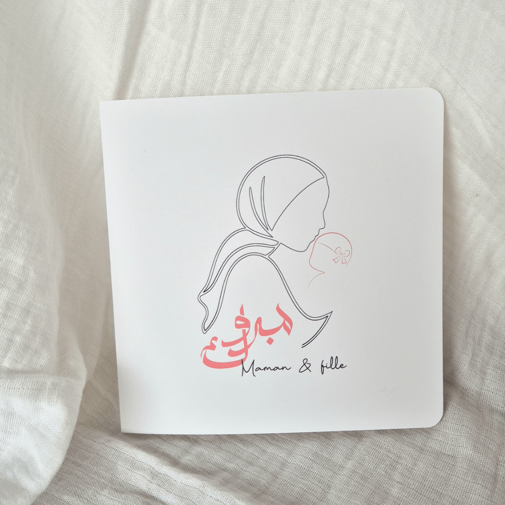 Carte de naissance Mabrouk en calligraphie, illustration maman et fille, design minimaliste rose poudré