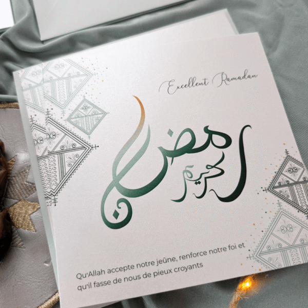 Carte de vœux Ramadan Karim avec calligraphie arabe et enveloppe vert menthe
