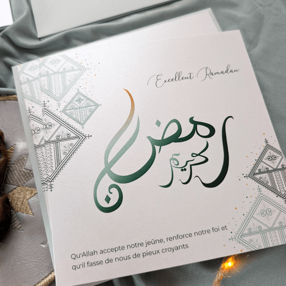 Carte de vœux Ramadan Karim avec calligraphie arabe et enveloppe vert menthe