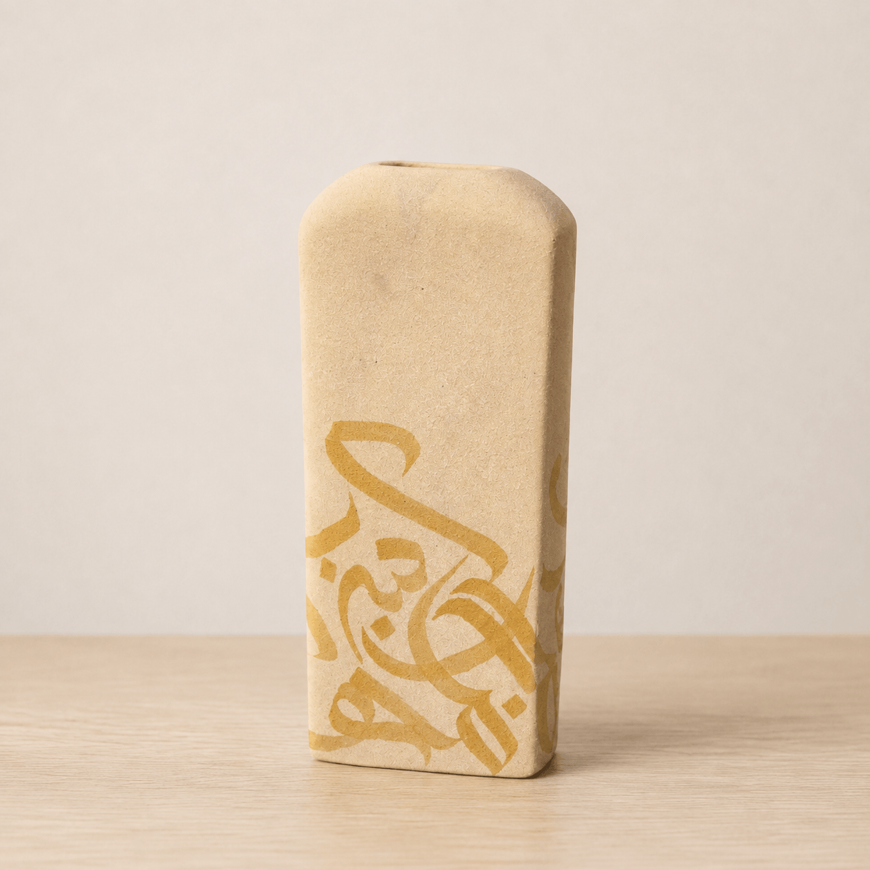 Vase doré en grès avec calligraphie arabe